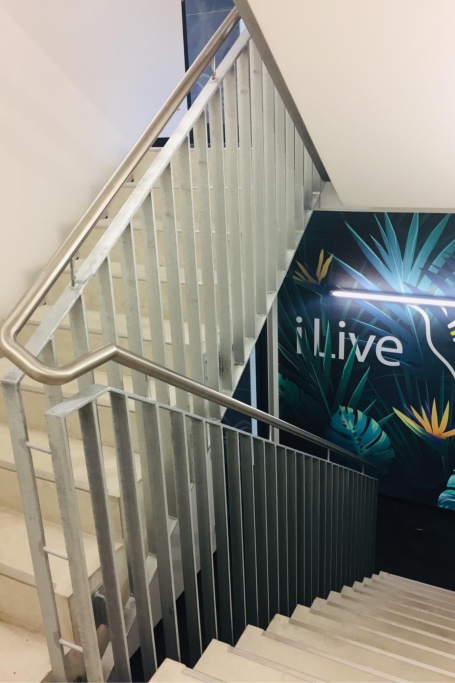 Treppenhausgeländer Stahl mit Edelstahl Handlauf