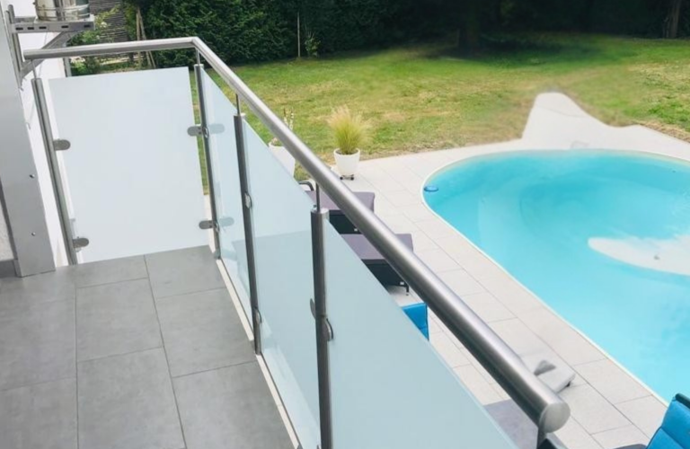 Edelstahlgländer mit Milchglas