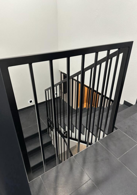 Treppen- / Podestgeländer pulverbeschichtet schwarz