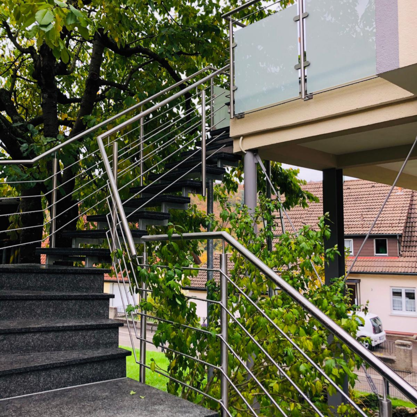 Edelstahlgeländer mit Podestgeländer aus Glas