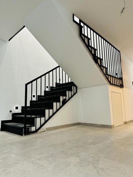 Treppengeländer schwarz, aus pulverbeschichtet Stahl 