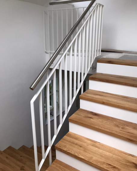 Stahltreppengeländer pulverbeschichtet weiß, mit Edelstahlhandlauf