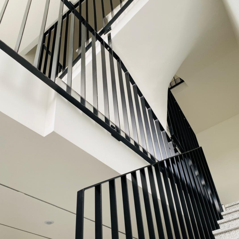 Treppengeländer aus Stahl schwarz pulverbeschichtet