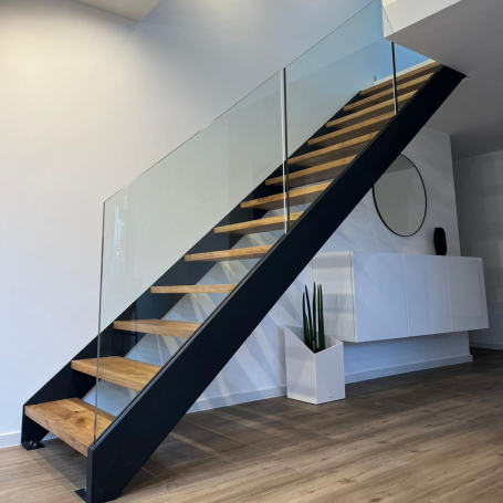 Holmtreppe mit Stahlwangen pulverbeschichtet schwarz, Glastreppengeländer