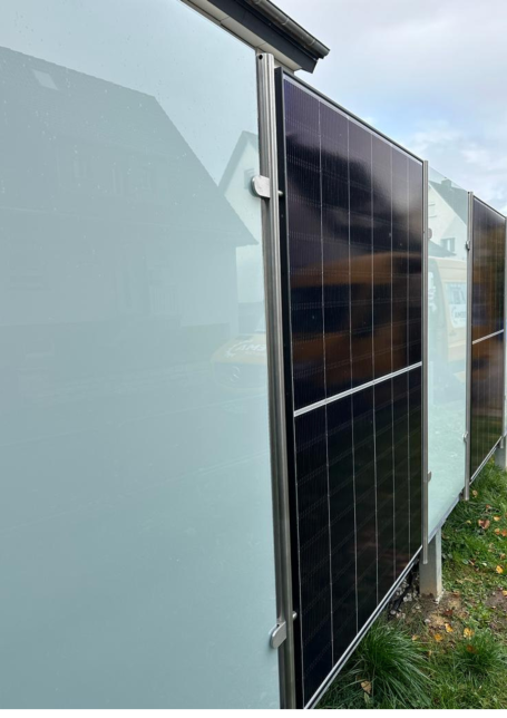 Gartensichtschutz mit Solarpaneelen kombiniert